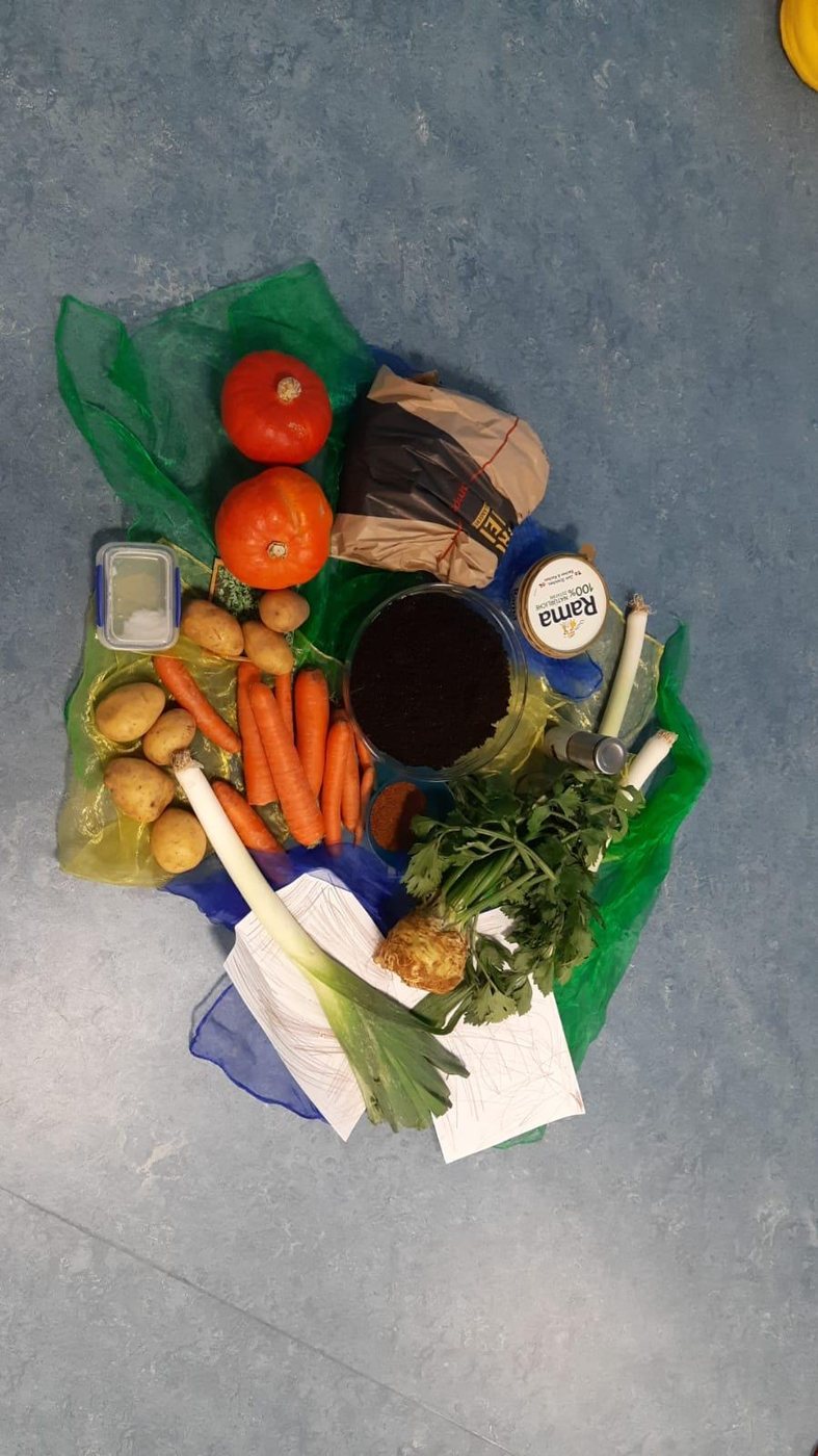 Erntedank-Mitte mit Kürbissen, Kartoffeln, Möhren und Lauch