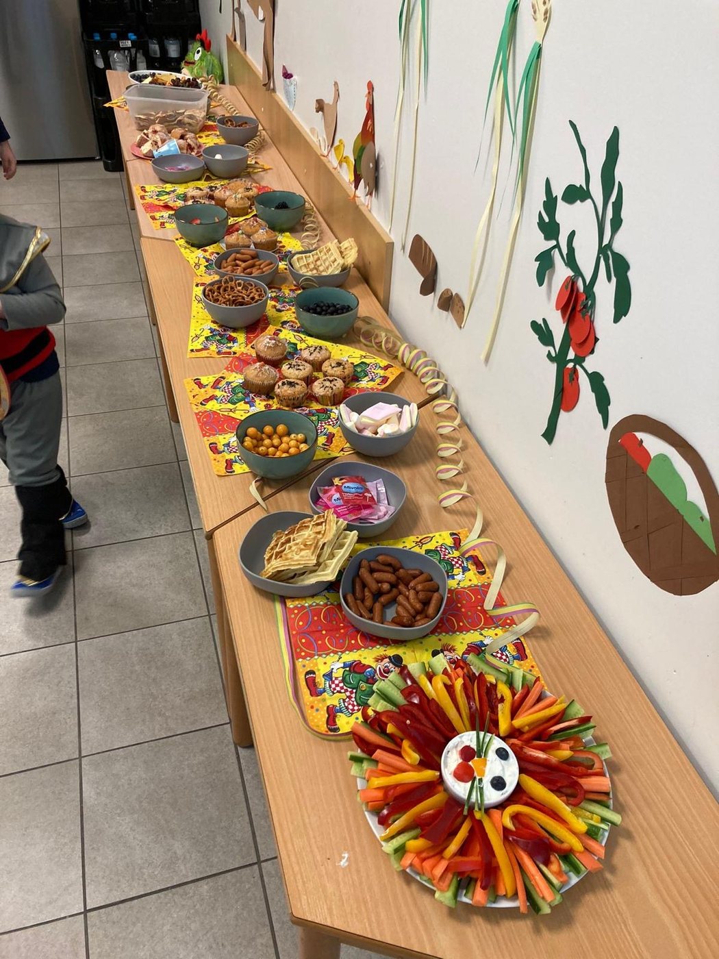 Karnevalsbuffet mit Gemüse, Muffins und Waffeln