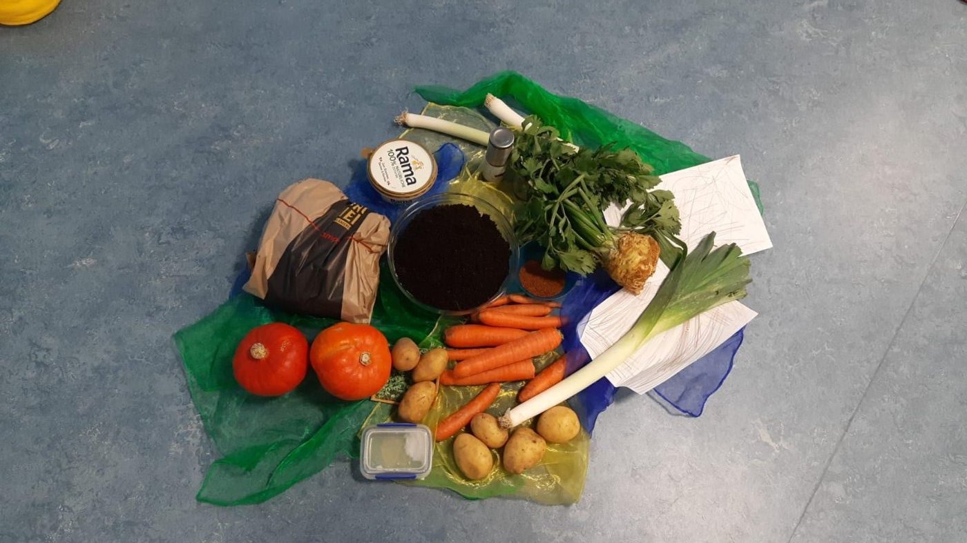 Zutaten für die Suppe: Kürbis, Möhren, Kartoffeln, Lauch und Sellerie