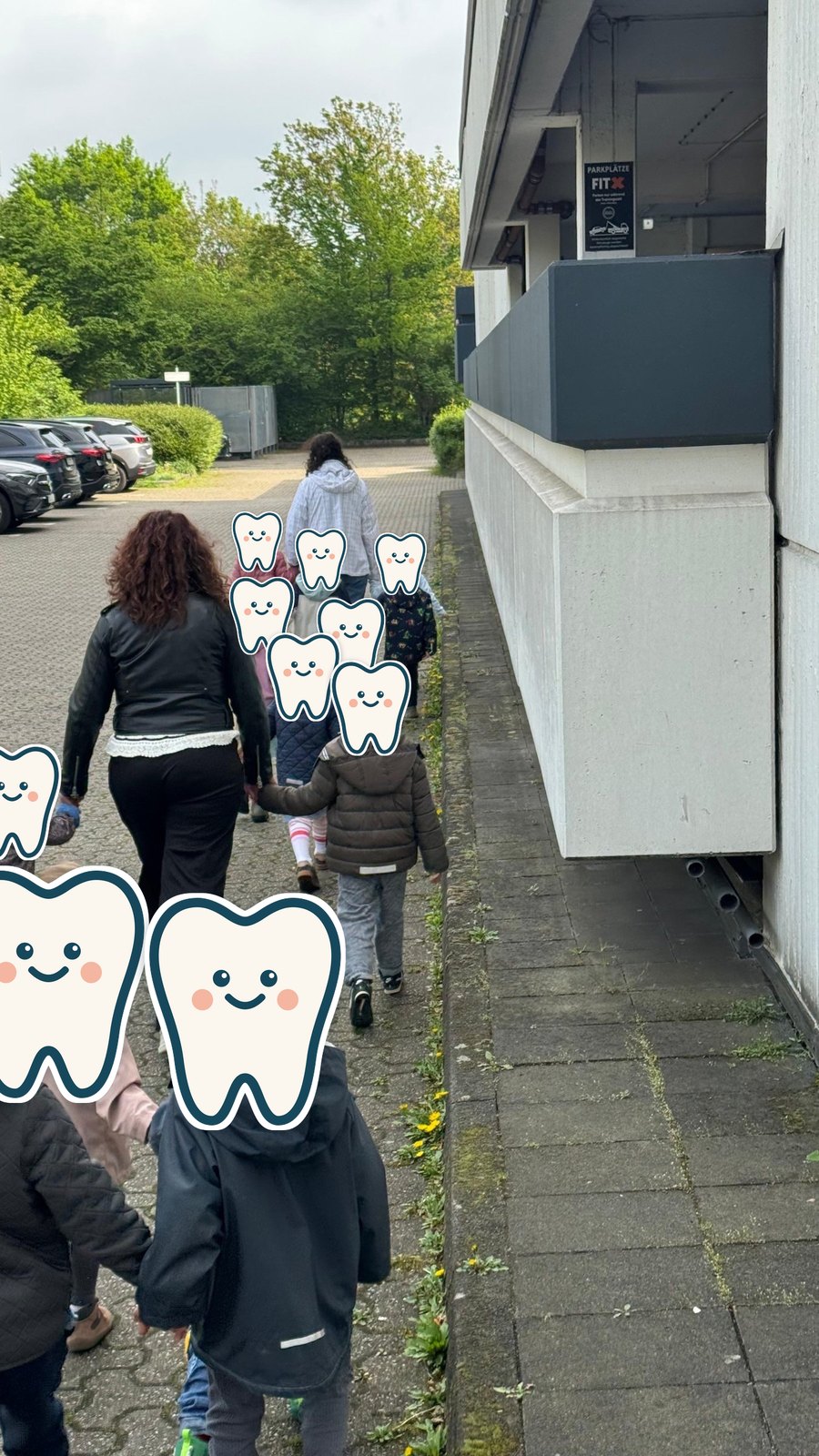 Die Gruppe geht Hand in Hand spazieren, von hinten