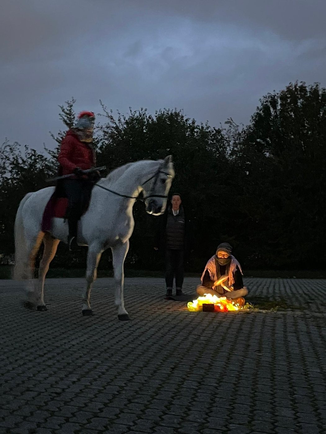 St. Martin auf dem Schimmel, daneben der Bettler am Feuer