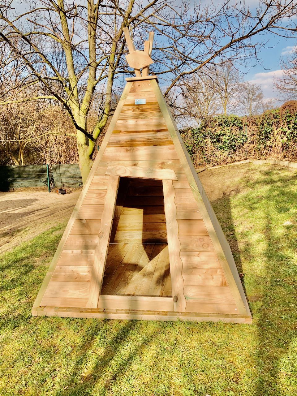 Holz-Tipi im Außengelände