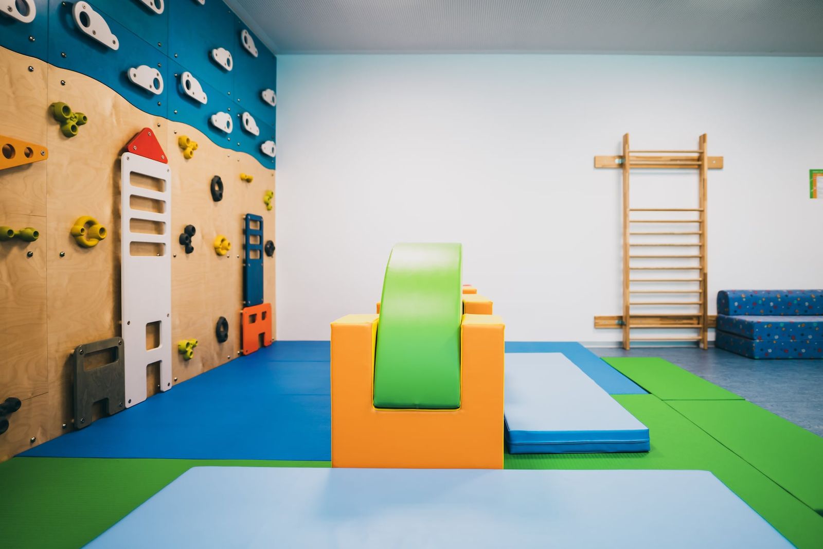 Turnhalle mit Kletterwand und Matten