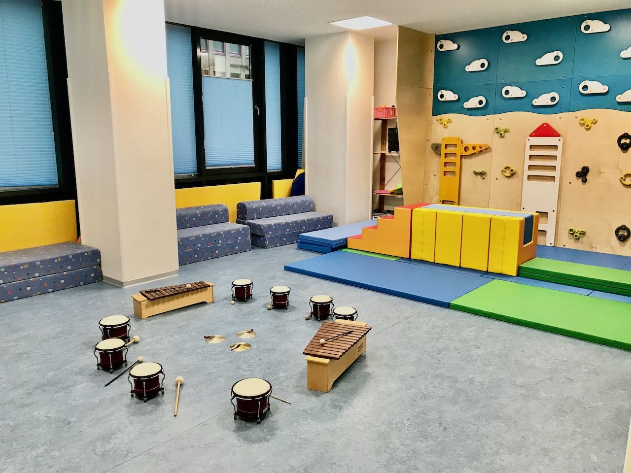 Instrumente im Kreis in unserer Turnhalle