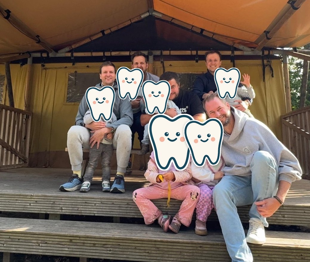 Gruppenfoto vom Vater-Kind-Zelten vor dem Zelt – die Gesichter der Kinder sind Milchzähne